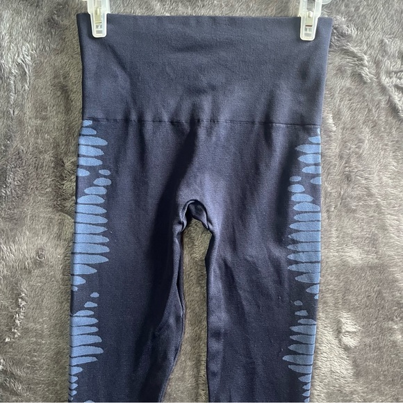 Spanx Aztec Stripe Blue Seamless Leggings Size Medium - Picture 7 of 9